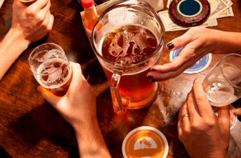 Beber em pé ou sentado